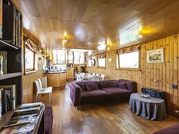 Boat Getaway Near Lake