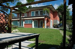 Villa a Barasso Vicino al Centro