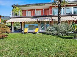 Villa a Barasso Vicino al Centro