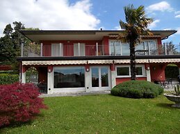 Villa a Barasso Vicino al Centro