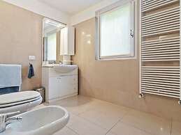 Villa a Barasso Vicino al Centro