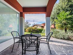 Villa a Barasso Vicino al Centro