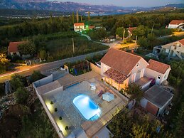 Charming Holiday Home With Private Pool