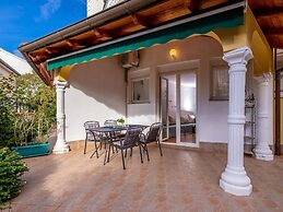 Lovely Apartment with Covered Terrace & Hot Tub