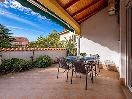 Lovely Apartment with Covered Terrace & Hot Tub