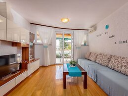 Lovely Apartment with Covered Terrace & Hot Tub