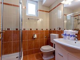 Lovely Apartment with Covered Terrace & Hot Tub