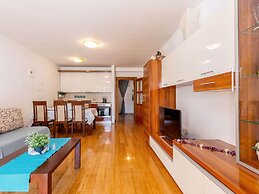 Lovely Apartment with Covered Terrace & Hot Tub