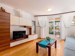 Lovely Apartment with Covered Terrace & Hot Tub