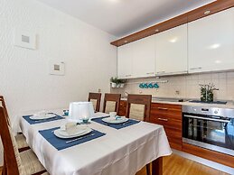 Lovely Apartment with Covered Terrace & Hot Tub