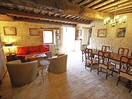 Belvilla by OYO Spacious Villa in Treia With Pool