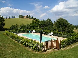 Belvilla by OYO Spacious Villa in Treia With Pool