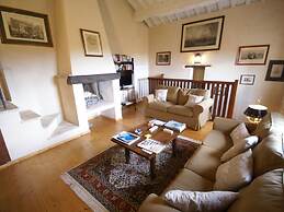 Belvilla by OYO Spacious Villa in Treia With Pool