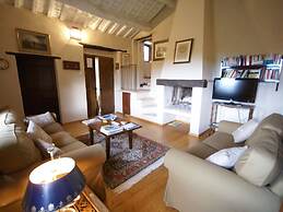 Belvilla by OYO Spacious Villa in Treia With Pool