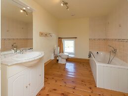 Spacious Waimes Villa