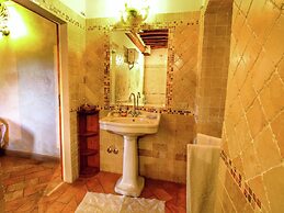 Rustic Villa with Private Pool near Montepulciano