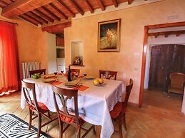 Rustic Villa with Private Pool near Montepulciano