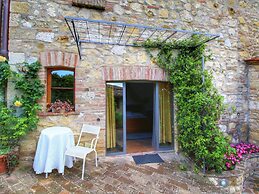 Rustic Villa with Private Pool near Montepulciano