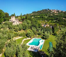 Rustic Villa with Private Pool near Montepulciano