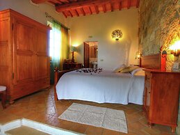Rustic Villa with Private Pool near Montepulciano
