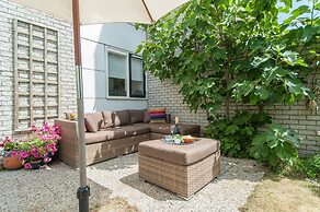 Chic Beachside Stay w/ Sauna