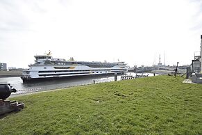 Chic Beachside Stay w/ Sauna