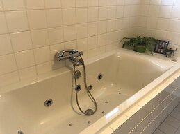 Chic Beachside Stay w/ Sauna