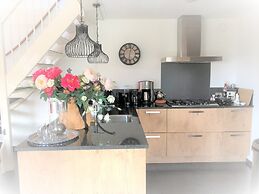 Chic Beachside Stay w/ Sauna