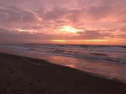 Chic Beachside Stay w/ Sauna
