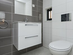 Comfortable Lodge With Terrace, in Bloemendaal
