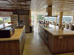 Comfortable Chalet With Indoor Pool, Hammam and Sauna Near Stoumont