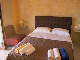 Beautiful new Stone Villa, Large Private Pool, Privacy, View of bay Ba