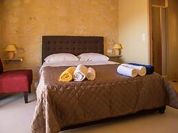 Beautiful new Stone Villa, Large Private Pool, Privacy, View of bay Ba