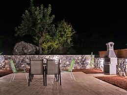 Beautiful new Stone Villa, Large Private Pool, Privacy, View of bay Ba