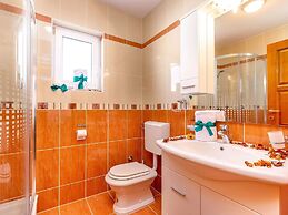 Adorable Apartment With Terrace, Hot Tub & Sea View