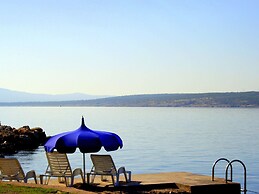 Waterfront Apartment in Maslenica With Sun Shower