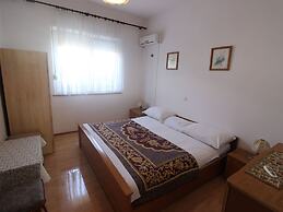 Simplistic Apartment in Starigrad near Sea