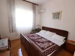 Simplistic Apartment in Starigrad near Sea