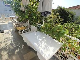 Simplistic Apartment in Starigrad near Sea