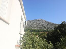 Simplistic Apartment in Starigrad near Sea