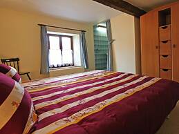 Cottage in Winenne With Garden