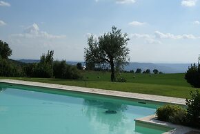 Luxury, Modern Apartment With Pool and Stunning Views