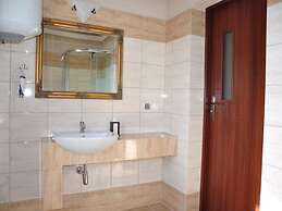 Przytulny Domek z Sauna , Jacuzzi i Basenem