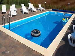 Przytulny Domek z Sauna , Jacuzzi i Basenem