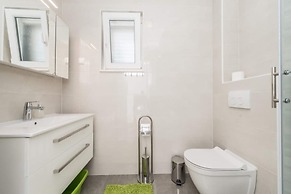 Apartment Right on the Janice Beach in Pakostane