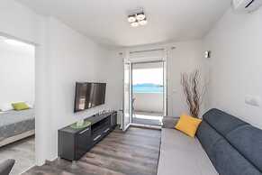 Apartment Right on the Janice Beach in Pakostane