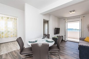 Apartment Right on the Janice Beach in Pakostane