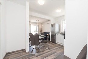 Apartment Right on the Janice Beach in Pakostane