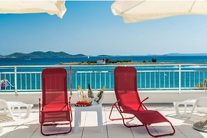 Apartment Right on the Janice Beach in Pakostane