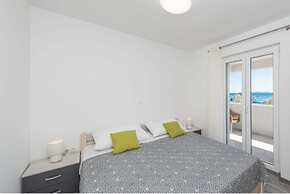 Apartment Right on the Janice Beach in Pakostane